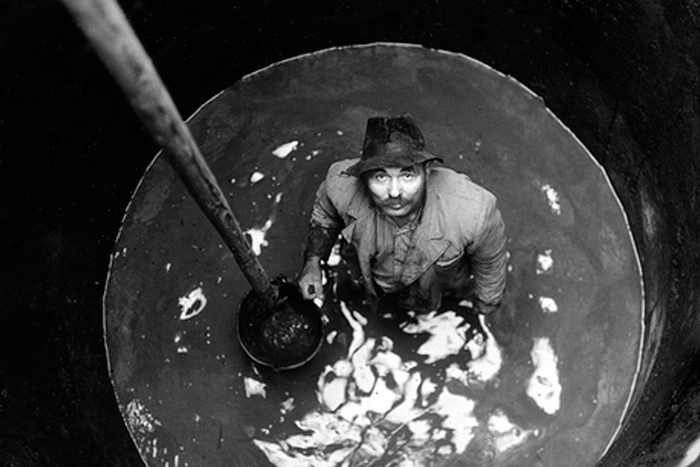 Van kilátás! A kútásó (Sárospatak, az 1960-as évek vége) 
Fotó: Kunkovács László