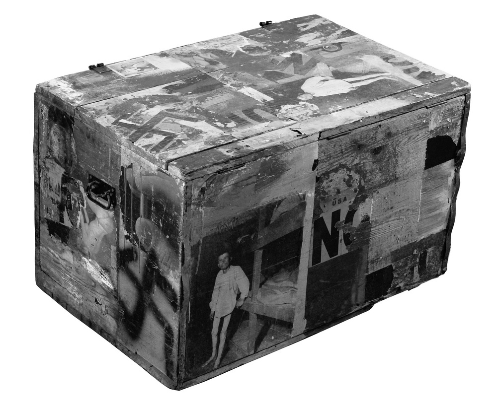 Boris Lurie: Immigrant's NO!box, 1963, a Boris Lurie Art Foundation tulajdona 