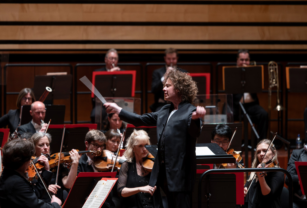 Kristóf Baráti and the Philharmonia Orchestra at Müpa Budapest Posztós János / Müpa