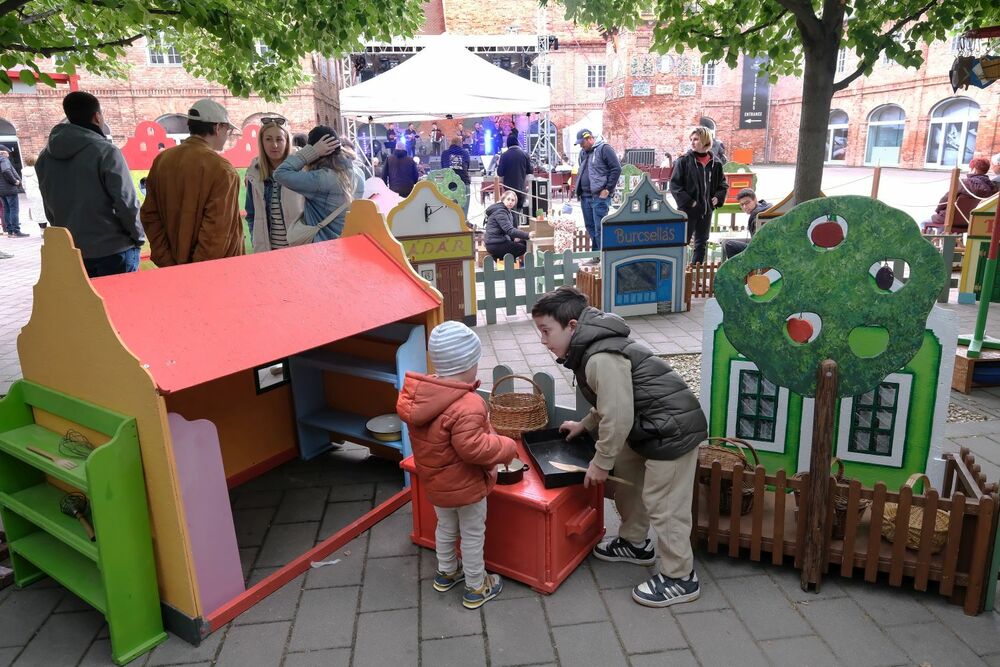 Master Square – Pécs Tóth László / Bartók Tavasz